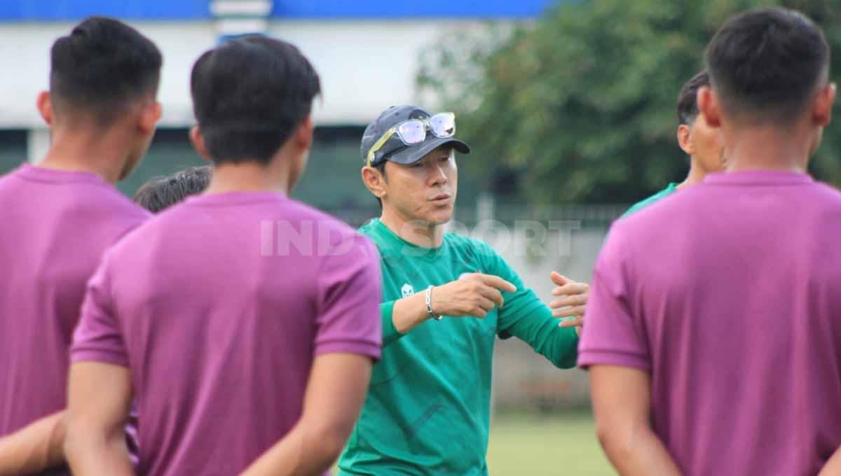 Shin Tae-yong buka suara saat disinggung kebiasaan menjewer penggawa Timnas Indonesia U-20 di babak Kualifikasi Piala Asia U-20 2023.