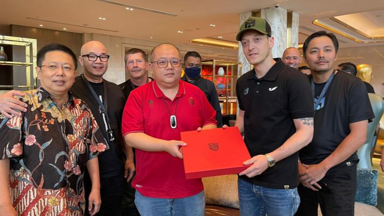 Pihak Bali United saat bertemu Mesut Ozil di Jakarta. - INDOSPORT