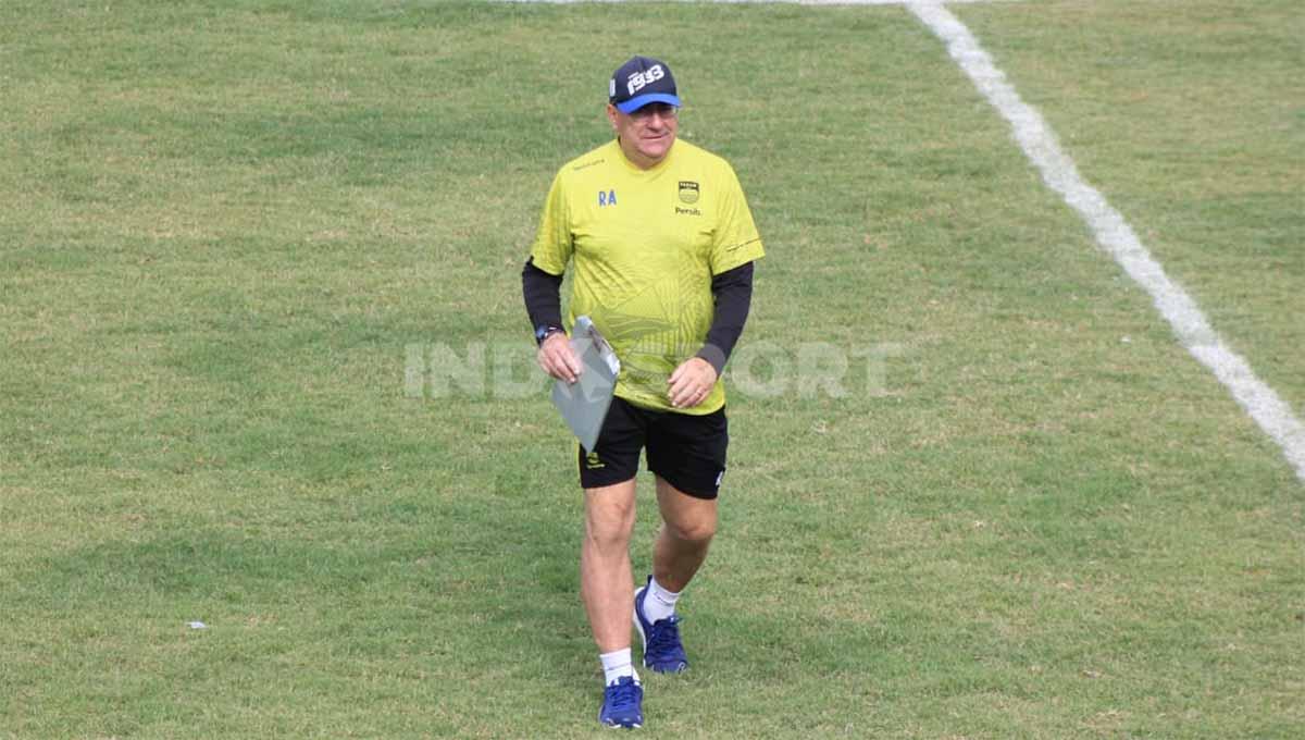 Pelatih Persib Bandung, Robert Rene Alberts, senang timnya bisa menggunakan Stadion Gelora Bandung Lautan Api di turnamen pramusim Piala Presiden 2022.Foto: Arif Rahman/Indosport.com