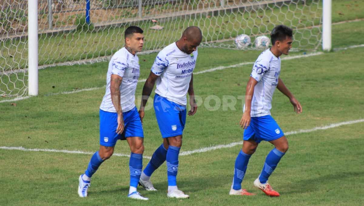 Persib Bandung mampu unggul telak atas Tanjong Pagar, dengan skor 6-1. Foto: Arif Rahman/Indosport.com.