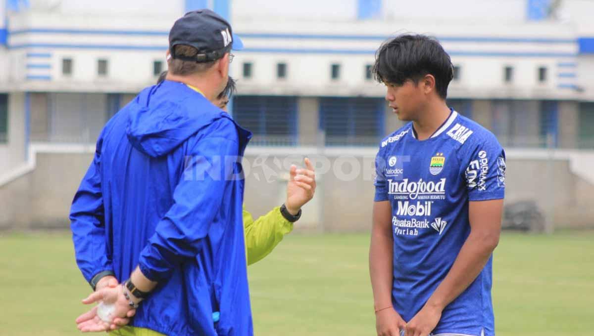 Pemain Diklat Persib yang juga jebolan Garuda Select, Ridwan Ansori mendapatkan pengarahan dari tim pelatih Persib. Foto: Arif Rahman/Indosport.com
