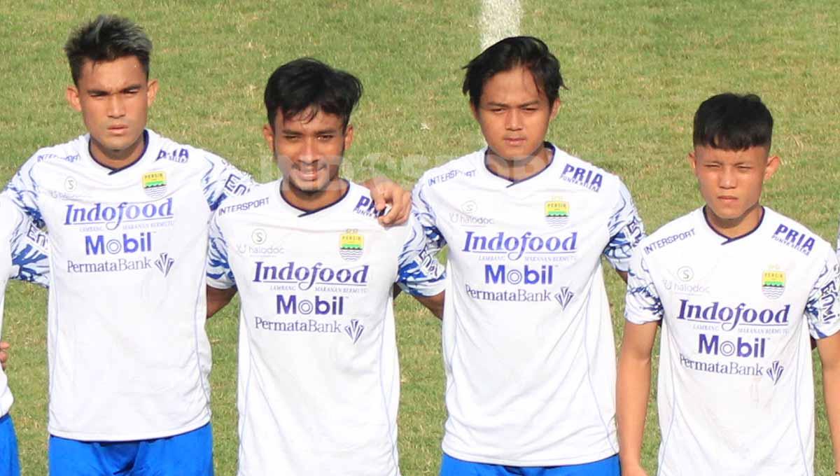 Zalnando, Robi Darwis (Diklat Persib), Ridwan Ansori (Diklat Persib) dan Arsan Makarin Al Haq berfoto bersama sebelum game internal Persib di Stadion Persib, Jalan Ahmad Yani, Kota Bandung, Sabtu (28/05/22).