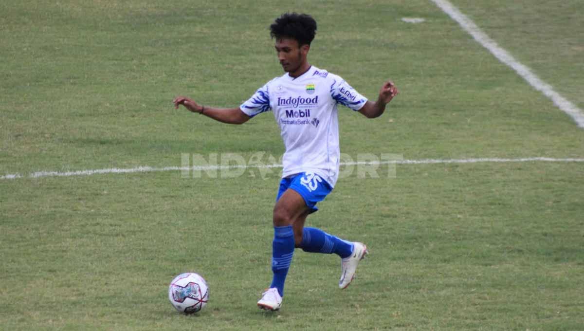 Pemain Diklat Persib, Robi Darwis, saat game internal bersama Persib di Stadion Persib, Jalan Ahmad Yani, Kota Bandung, Sabtu (28/05/22). Foto: Arif Rahman/Indosport.com