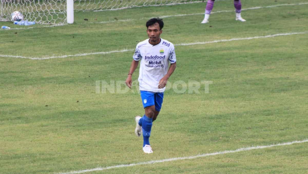 Pemain Diklat Persib, Robi Darwis saat game internal bersama Persib di Stadion Persib, Jalan Ahmad Yani, Kota Bandung, Sabtu (28/05/22). Foto: Arif Rahman/Indosport.com