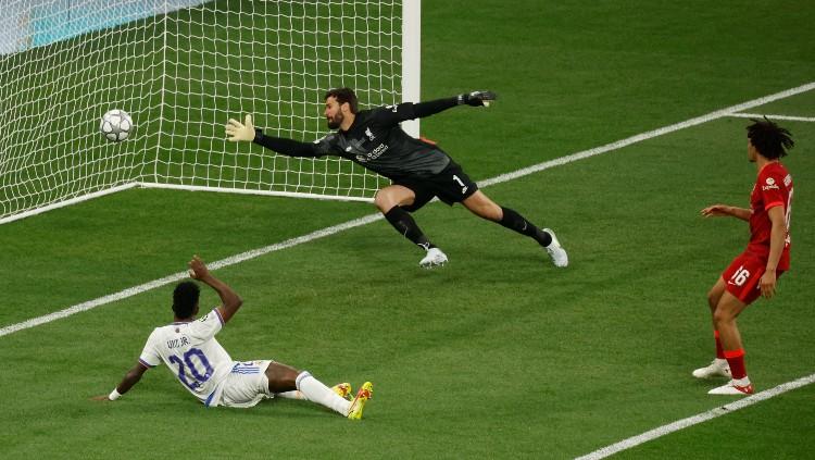 Proses gol Vinicius Jr di final Liga Champions Liverpool vs Real Madrid (29/05/22). (Foto: REUTERS/Gonzalo Fuentes)