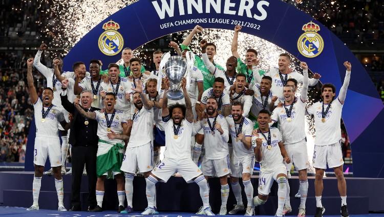 Momen menarik terjadi saat Real Madrid angkat trofi Liga Champions 2022, di mana bek asal Brasil, Marcelo justru mendapat ban kapten dari Karim Benzema.(Foto: REUTERS/Lee Smith) - INDOSPORT