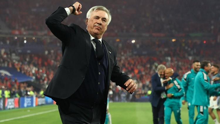 Indosport - Selebrasi Carlo Ancelotti usai membawa Real Madrid juara Liga Champions 2021/22 (29/05/22). (Foto: REUTERS/Kai Pfaffenbach)