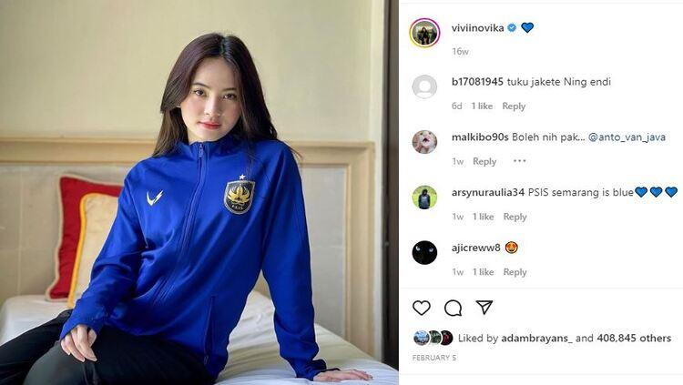 Tunangan cantik pesepak bola Alfeandra Dewangga, Vivi Novika, tampak memamerkan cincin tunangannya saat menonton pertandingan sang calon suami.