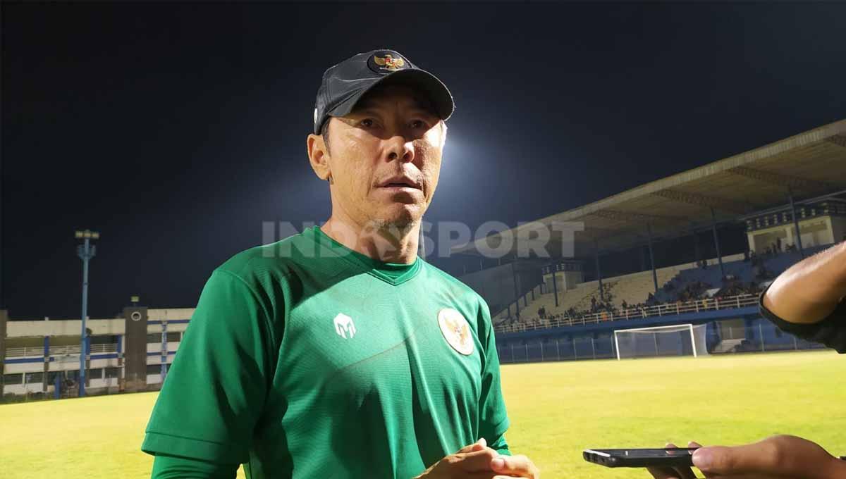 Pelatih Timnas Indonesia, Shin Tae-yong seusai memimpin latihan di Stadion Persib, Jalan Ahmad Yani, Kota Bandung, Minggu (29/05/22). Foto: Arif Rahman/Football265.com Copyright: Arif Rahman/Football265.com