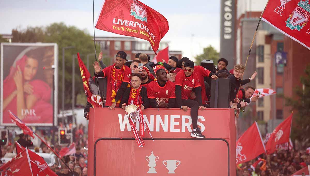 Pemain Liverpool Diogo Jota memegang Piala FA bersama Ibrahima Konate, Luis Diaz dan Curtis Jones di atas bus terbuka selama parade kemenangan. Foto: REUTERS/Phil Noble - INDOSPORT