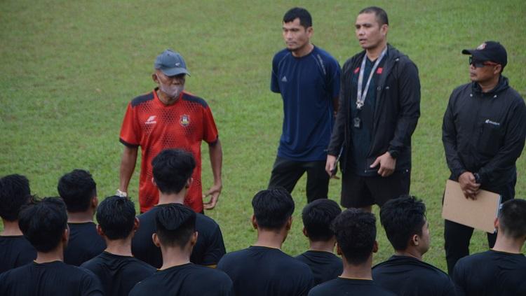 Sosok Aulia Siregar (tiga kanan) terlihat saat sesi trial Karo United untuk persiapan Liga 2 2022.