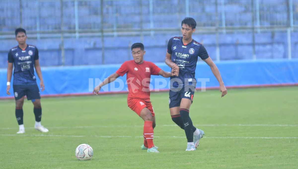 Bek anyar Arema FC, Syaeful Anwar (kanan) dikabarkan sedang mengalami cedera cukup berat.