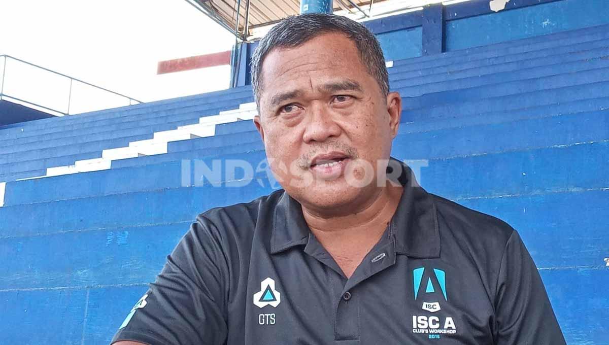 Ganjalan demi ganjalan tampak masih menggumpal di benak Abdul Haris dalam mencerna Tragedi Kanjuruhan. Foto: Ian Setiawan/Indosport.com