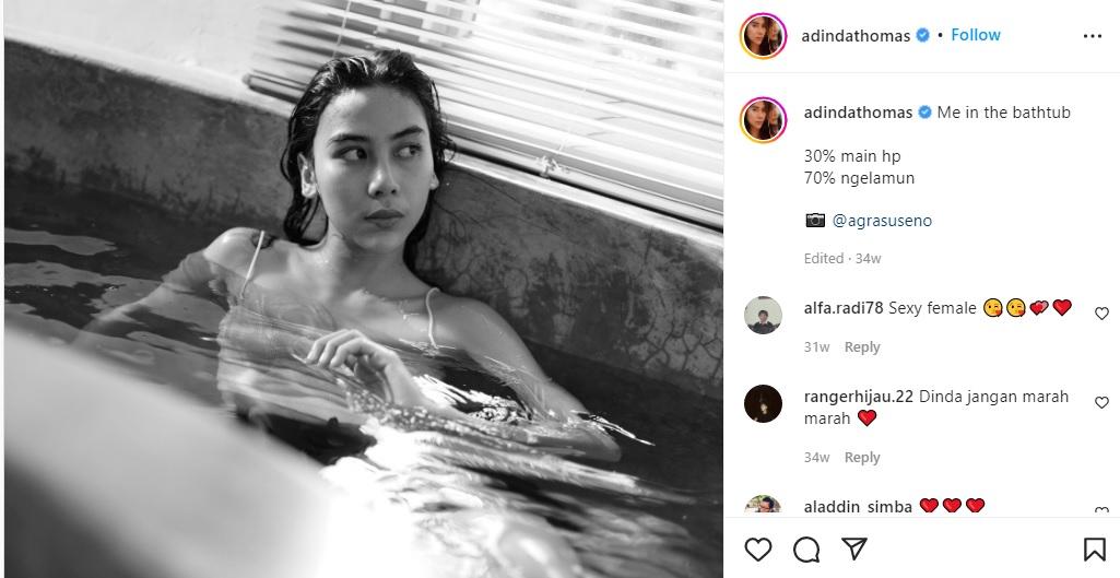 Adinda Thomas, artis Indonesia pemeran Widya di film laris manis “KKN di Desa Penari,” bagikan momen saat bergaya sangar nikmati mendaki gunung di Rinjani.