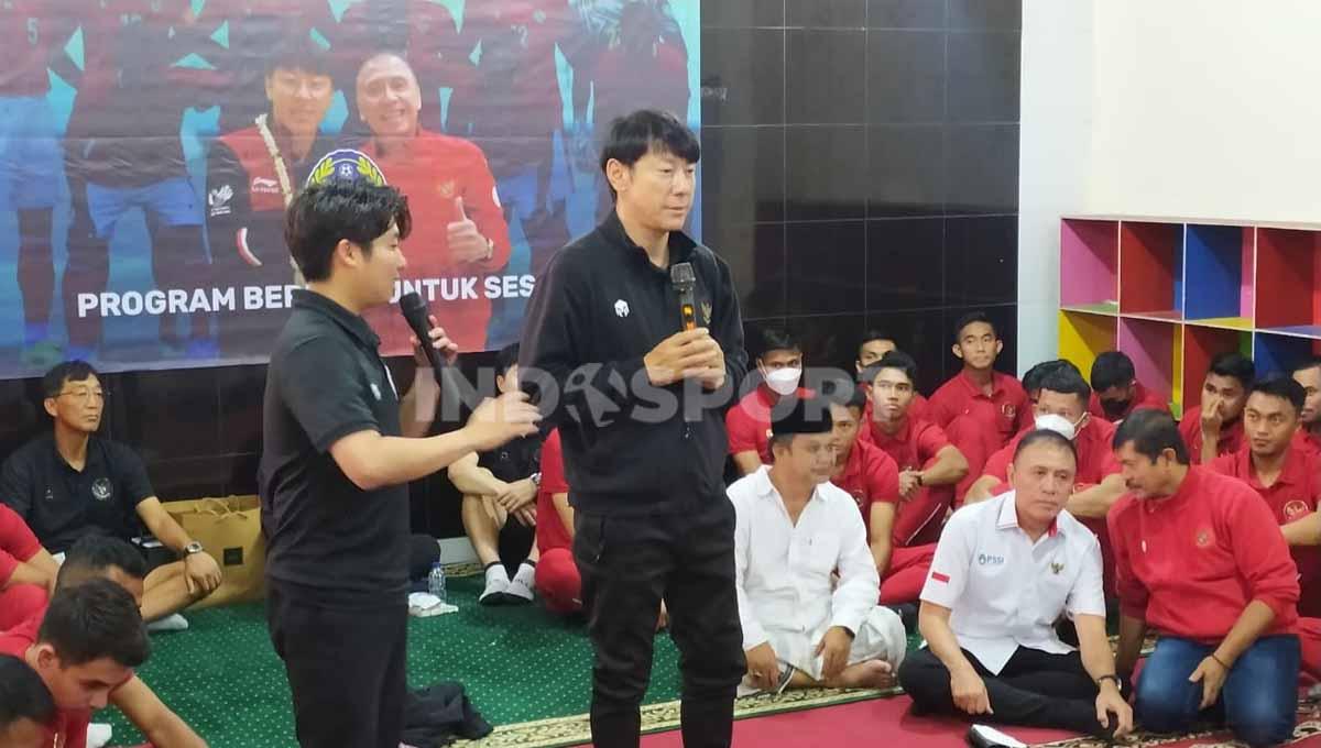 Pelatih Timnas Indonesia, Shin Tae-yong saat mengunjungi Pondok Pesantren Daar At Taubah, Jalan Kebon Tangkil, Kecamatan Andir, Kota Bandung, Selasa (31/05/22). Foto: Arif Rahman/Indosport.com