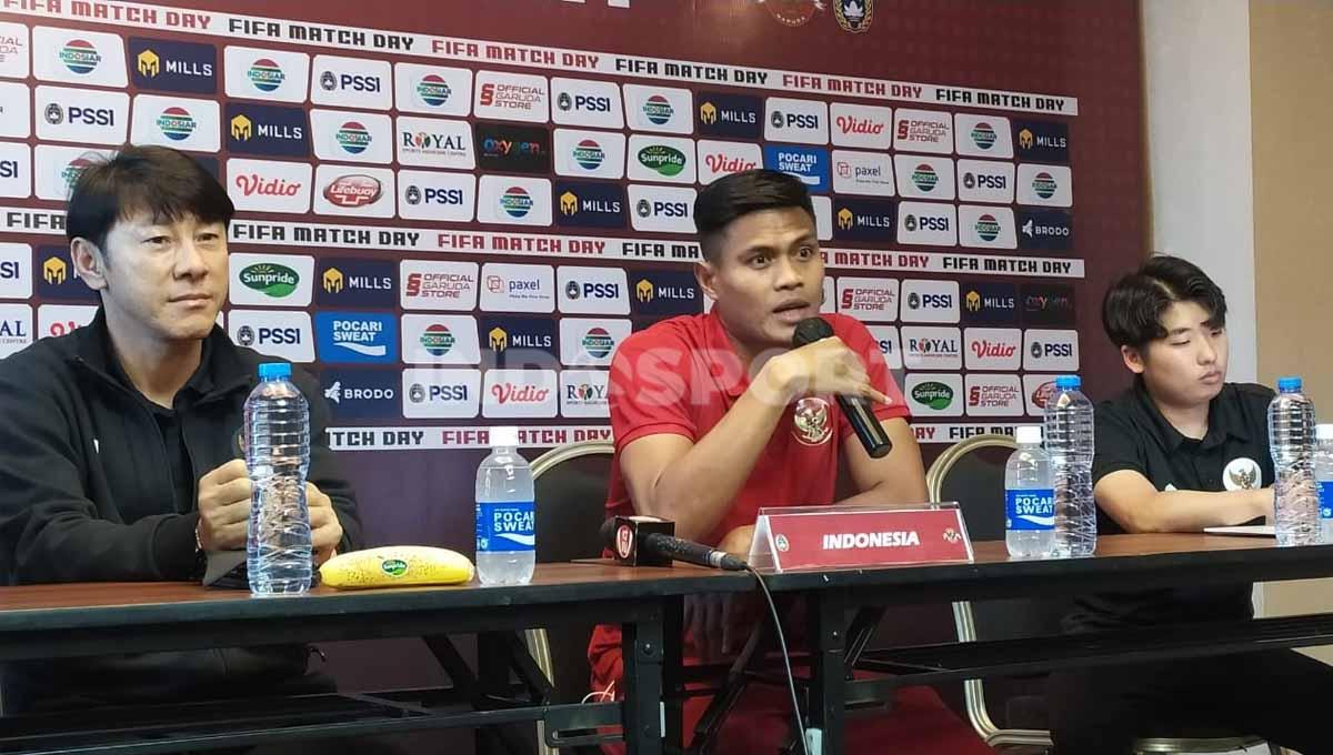 Pemain timnas Indonesia Fachruddin Aryanto menjawab pertanyaan media saat konferensi pers di Trans Hotel, Kota Bandung, Selasa (31/05/22), menjelang FIFA Matchday, Rabu (01/06/22).