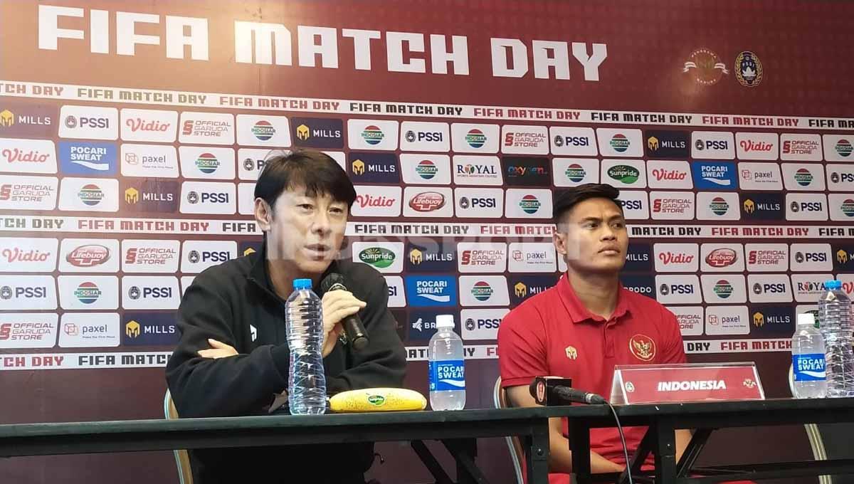 Pelatih Timnas Indonesia Shin Tae-yong bersama Fachruddin Aryanto saat konferensi pers di Trans Hotel, Kota Bandung, Selasa (31/05/22), menjelang FIFA Matchday, Rabu (01/06/22).