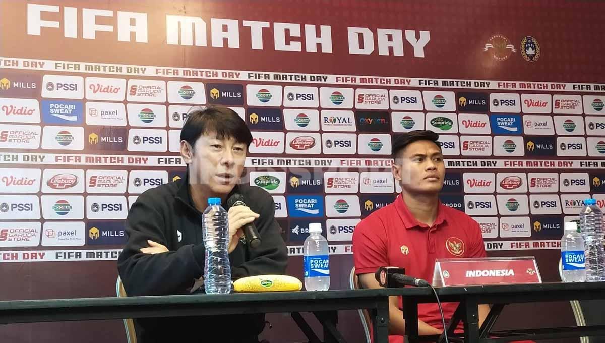 Pelatih timnas Indonesia Shin Tae-yong bersama Fachruddin Aryanto saat konferensi pers di Trans Hotel, Kota Bandung, Selasa (31/05/22), menjelang FIFA Matchday, Rabu (01/06/22). - INDOSPORT