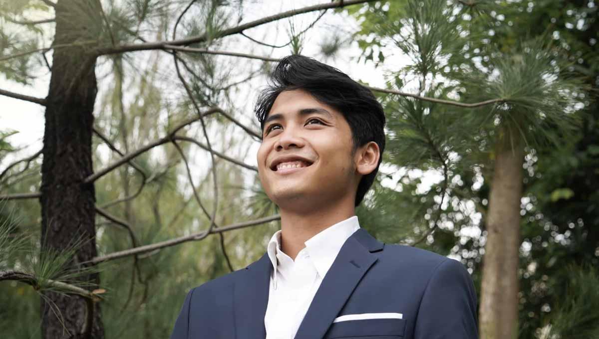 Komika Bintang Emon seolah 'cari mati' saat mengajak sang Ketua Umum PSSI, Mochamad Iriawan alias Iwan Bule, untuk menikmati kopi bersama. Foto: Twitter@bintangemon