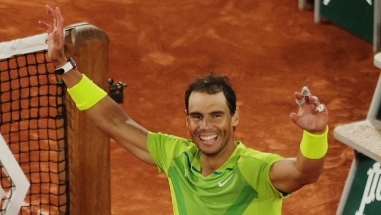 Rafael Nadal tumbangkan Novak Djokovic di perempat final French Open 2022. Foto: REUTERS/Pascal Rossignol. - INDOSPORT