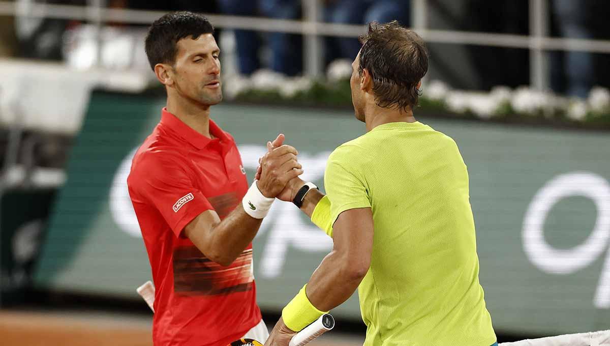 Novak Djokovic saat bersama Rafael Nadal di lapangan. Foto: REUTERS-Yves Herman.