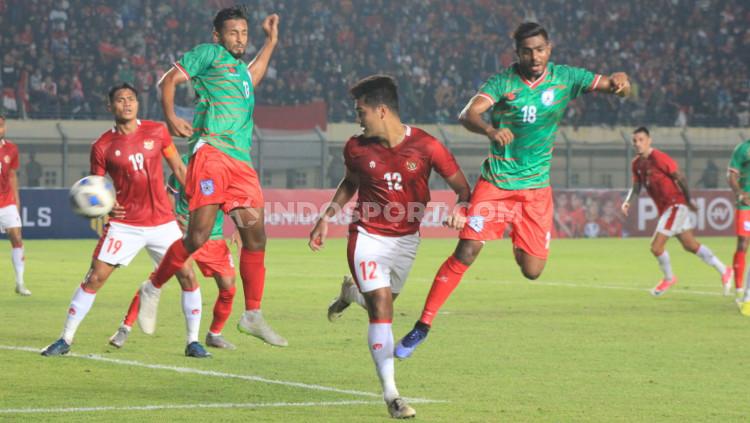 Peluang sundulan striker Timnas Indonesia, M Rafli ke gawang Bangladesh gagal berbuah gol pada laga uji coba di Stadion Si Jalak Harupat, Rabu (01/06/22).