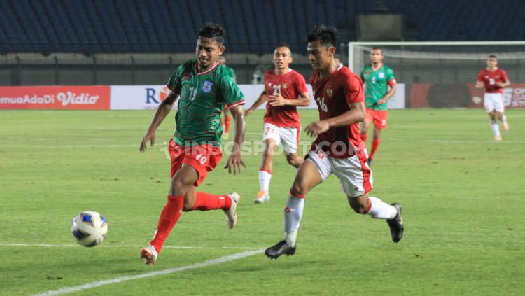 Pergerakan pemain Timnas Indonesia, Pratama Arhan ditutup oleh bek Bangladesh saat uji coba melawan Bangladesh di Stadion Si Jalak Harupat, Rabu (01/06/22).