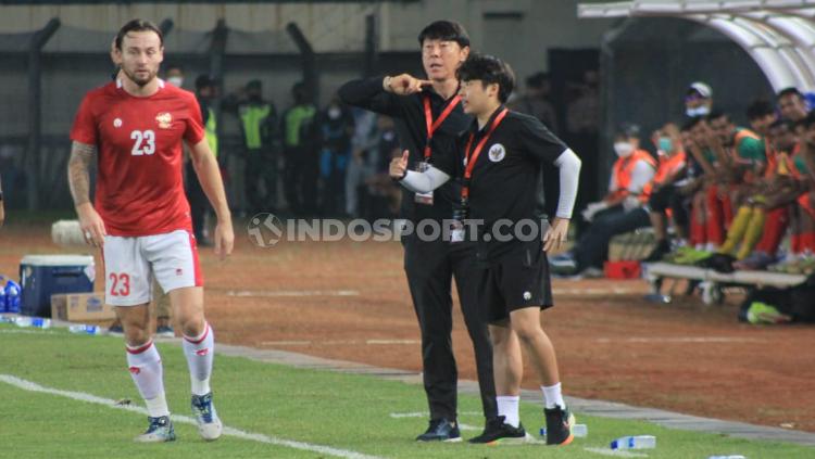 Pelatih Timnas Indonesia, Shin Tae-yong saat memberikan arahan kepada para pemainnya dalam laga uji coba melawan Bangladesh di stadion Si Jalak Harupat, Rabu (01/06/22).