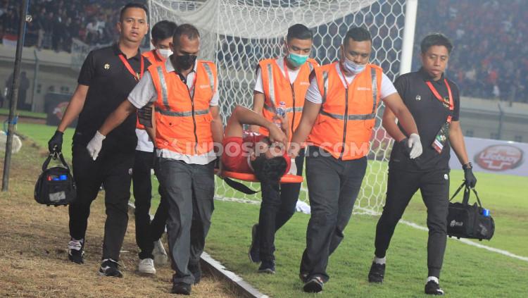 Asnawi Mangkualam harus ditandu keluar lapangan karena alami cedera pada laga uji coba Timnas Indonesia vs Bangladesh di Si Jalak Harupat, Rabu (01/06/22).