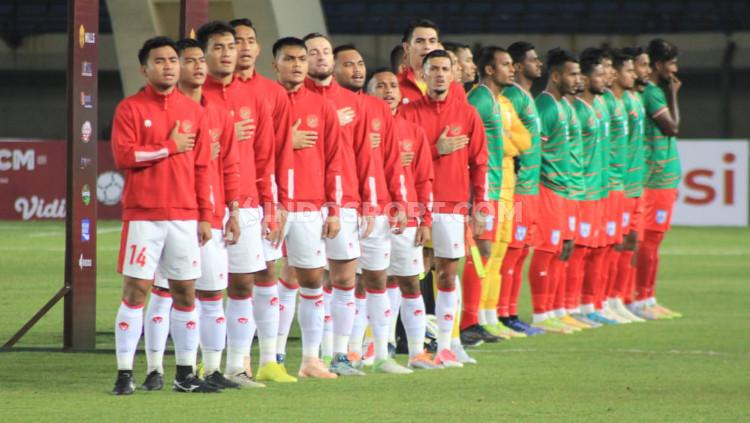 Pemain Timnas Indonesia menyanyikan lagu kebangsaan Indonesia Raya sebelum laga uji coba melawan Bangladesh di Stadion Si Jalak Harupat, Rabu (01/06/22).