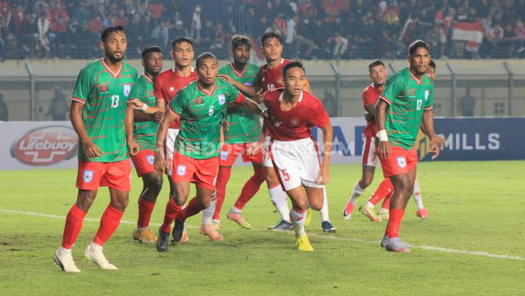 Suasana pertandingan Timnas Indonesia vs Bangladesh di Stadion Si Jalak Harupat, Kabupaten Bandung, Rabu (01/06/22).