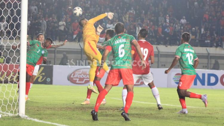 Peluang yang didapat Timnas Indonesia gagal berbuah gol ke gawang Bangladesh pada laga uji coba di Stadion Si Jalak Harupat, Rabu (01/06/22).