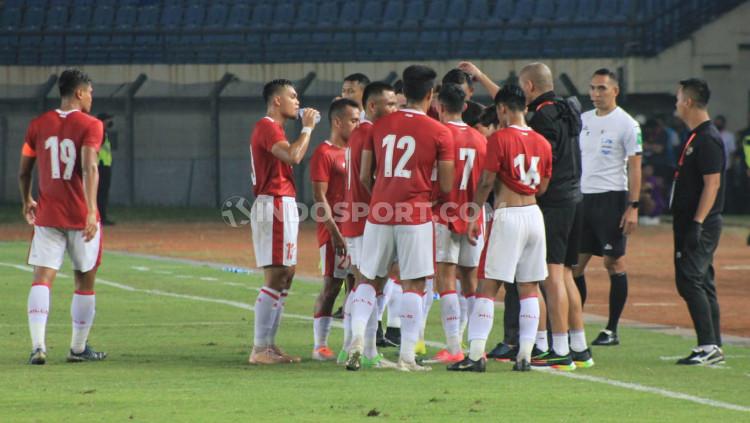 Para pemain Timnas Indonesia saat mendengarkan instruksi tim pelatih sebelum memulai laga uji coba melawan Bangladesh 
di Stadion Si Jalak Harupat, Rabu (01/06/22).