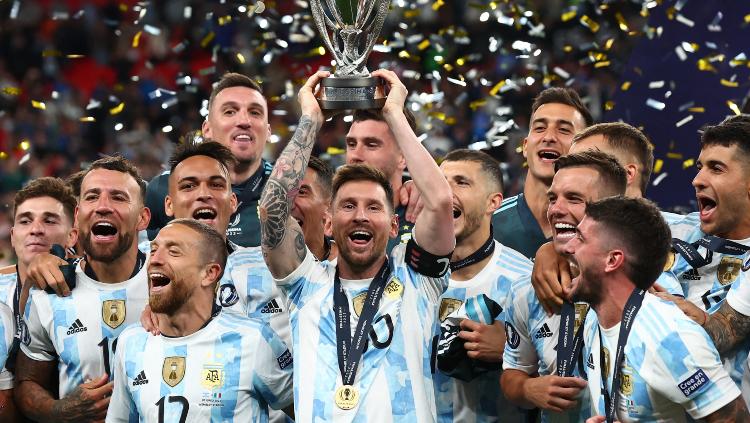 Lionel Messi merayakan trofi dan rekan setimnya setelah memenangkan Finalissima bersama Argentina REUTERS-David Klein - INDOSPORT
