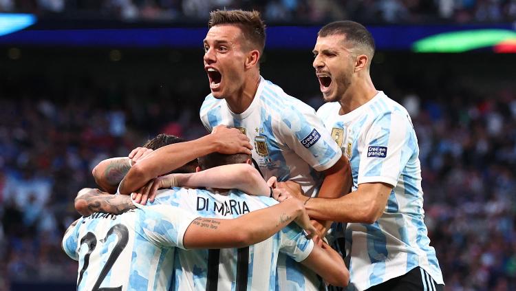Pemain Argentina Angel Di Maria merayakan mencetak gol kedua mereka dengan rekan setim REUTERS-David Klein - INDOSPORT
