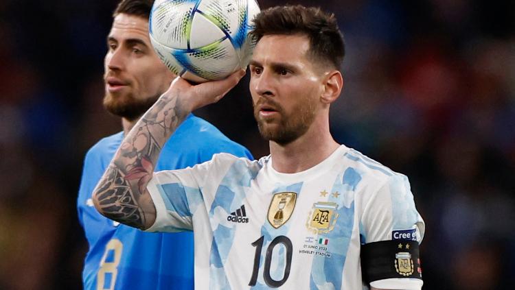Lionel Messi mengamuk bersama Timnas Argentina saat melawan Estonia, Senin (06/06/22). Foto: REUTERS-Peter Cziborra.