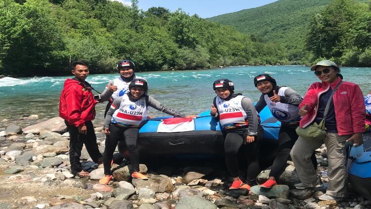 Tim Arung Jeram Putri Junior Indonesia sukses menjadi juara di World Rafting Championship 2022. - INDOSPORT