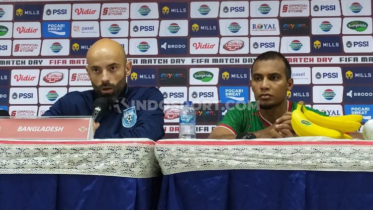 Pelatih Bangladesh, Javier Fernandez (kiri) mengakui Timnas Indonesia adalah tim kuat.