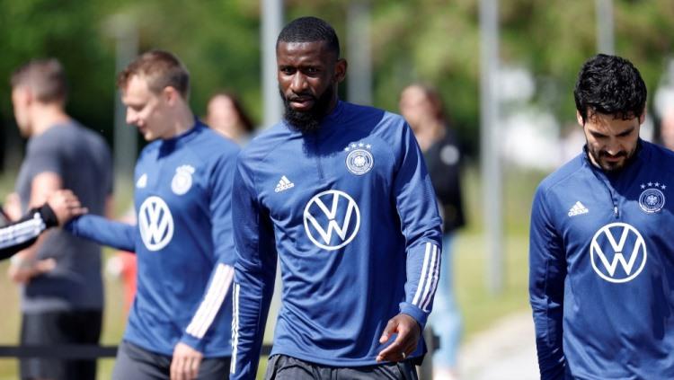 Pelatih tim nasional Jerman, Hansi-Dieter Flick dibuat bingung oleh keadaaan 2 pemainnya, jelang gelaran Piala Dunia 2022. Foto: REUTERS/Heiko Becker.