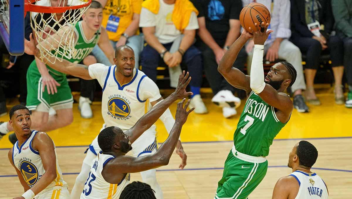 Laga antara Golden State Warriors vs Boston Celtics pada Final NBA 2022 di Chase Center. Foto: REUTERS/Darren Yamashita - INDOSPORT