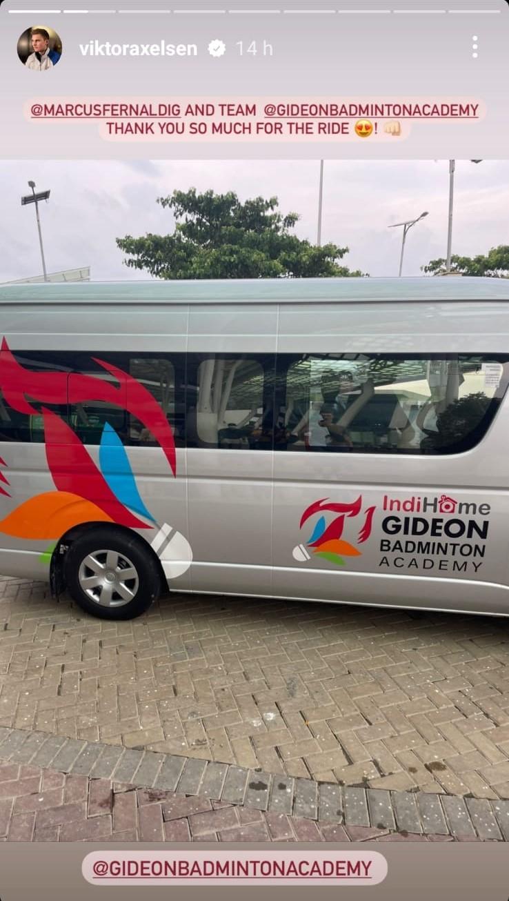 Viktor Axelsen tiba di Indonesia, dan dijemput dengan mobil milik Marcus Fernaldi Gideon. Copyright: Instagram @viktoraxelsen