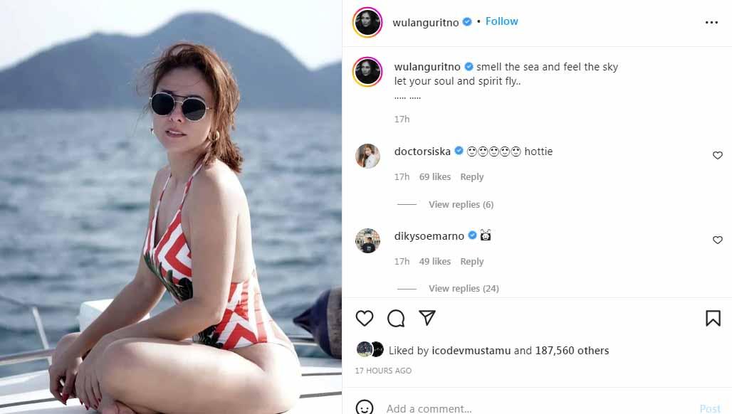 Seksinya Wulan Guritno pakai baju renang di tengah laut. Foto: Instagram@wulanguritno