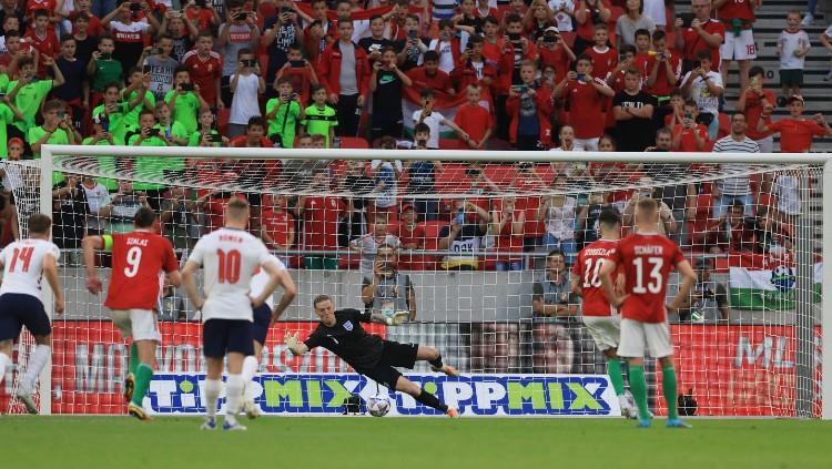 Dominik Szoboszlai mencetak gol bagi Hungaria lewat titik putih ke gawang Inggris (04/06/22). (Foto: Reuters/Lee Smith)