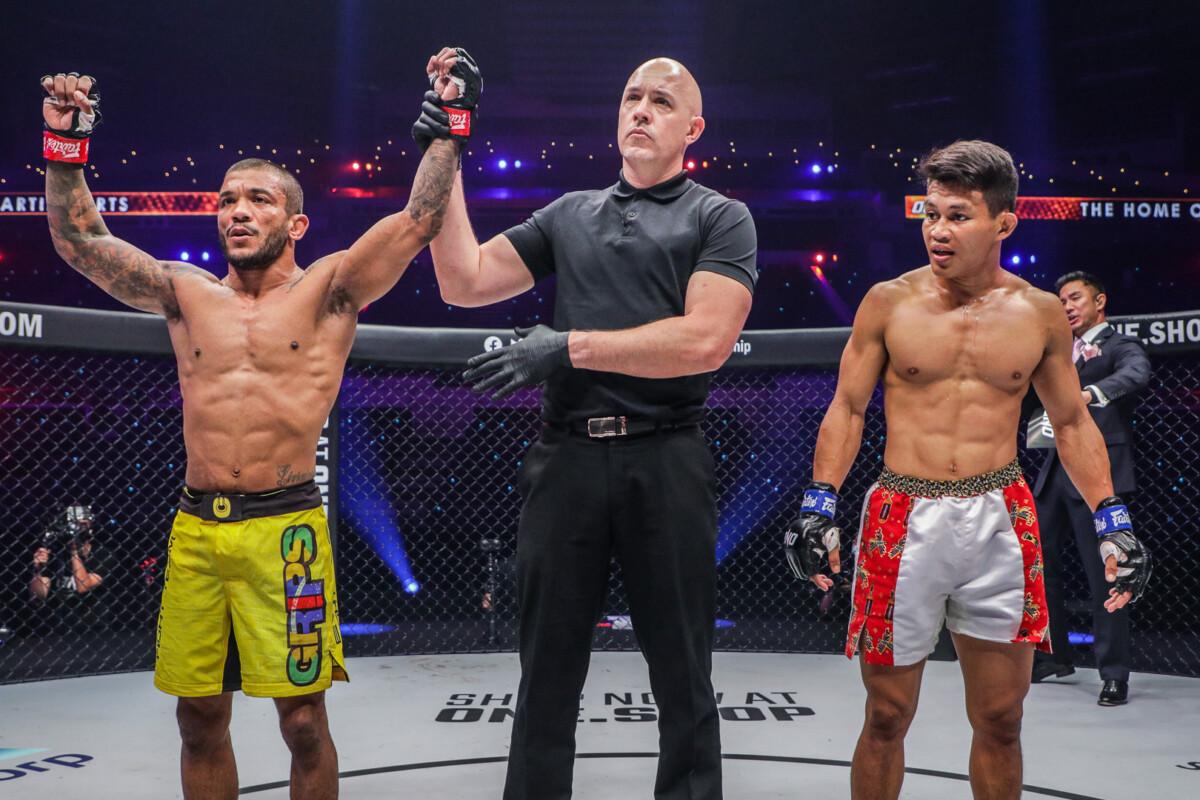 Petarung MMA Indonesia, Adrian Mattheis harus mengakui keunggulan lawannya, usai dikalahkan oleh Alex Silva di ONE 158. - INDOSPORT