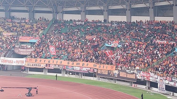 The Jakmania menghadiri pertandingan uji coba antara Persija Jakarta vs Sabah FC, Minggu (5/6/22).