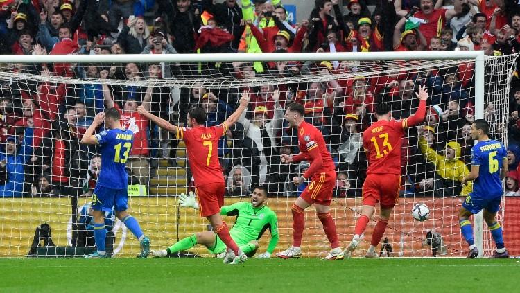 Para pemain Wales merayakan gol ke gawang Ukraina pada Minggu (05/06/22) malam WIB. (Foto: REUTERS/Rebecca Naden)