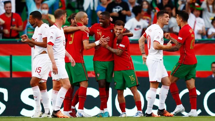 Para pemain Portugal merayakan gol ke gawang Swiss (06/06/22). (Foto: REUTERS/Pedro Nunes) - INDOSPORT