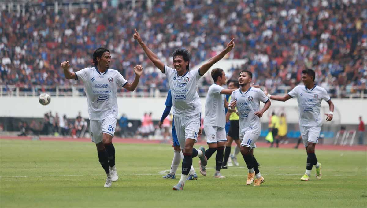 Jayus Hariono cetak gol balasan Arema FC ke gawang PSIS Semarang. Foto: MO Arema FC - INDOSPORT