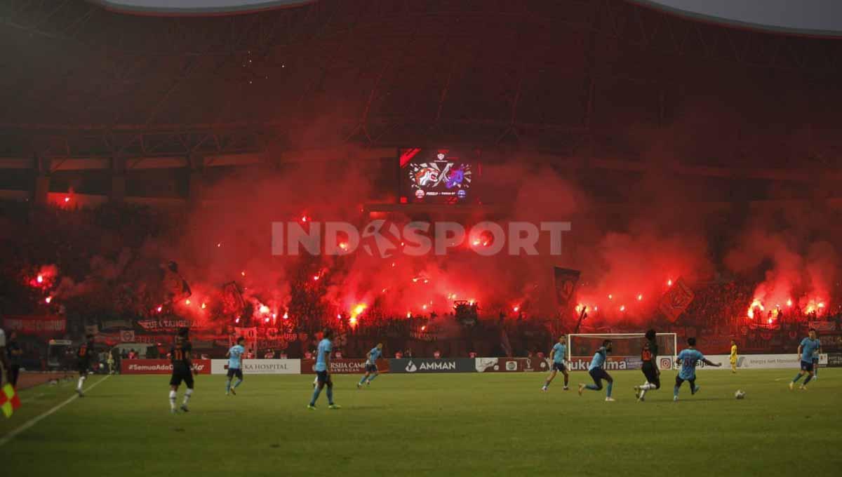 The Jakmania menghadiri pertandingan uji coba antara Persija Jakarta vs Sabah FC, Minggu (05/06/22). Foto: Herry Ibrahim/Indosport.com