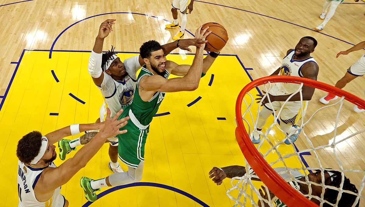 Pebasket Boston Celtics Jayson Tatum memasukkan bola pada Final NBA 2022 di Chase Center. Foto: REUTERS/Jed Jacobsohn - INDOSPORT